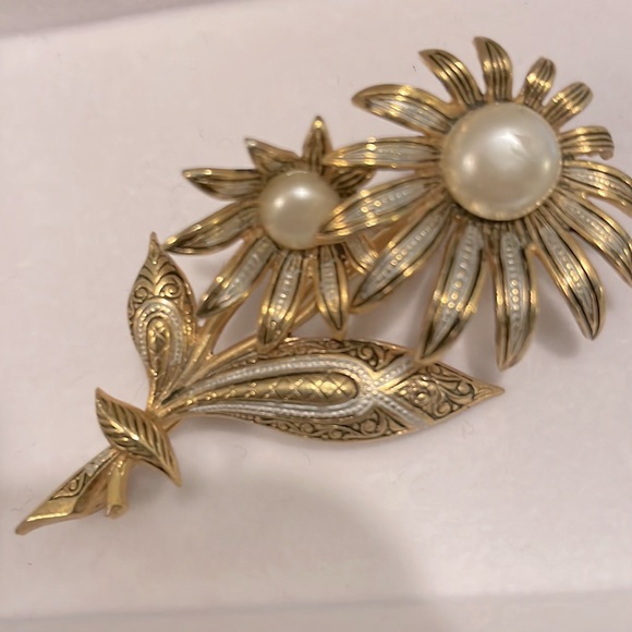 Vintage Authentic Signed Spain Damascene Flower Brooch Pin w/faux pearls - Picture 7 of 8